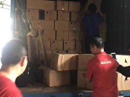 工人們在整齊的裝貨